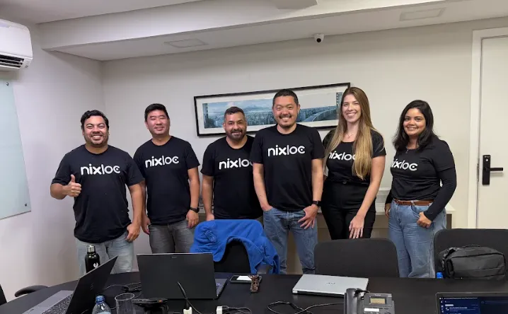 Equipe Nixloc reunida no escritório